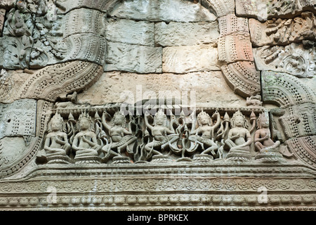 Fregio di danza Apsara, la sala di ballerini, Preah Khan, Angkor, Siem Reap, Cambogia Foto Stock