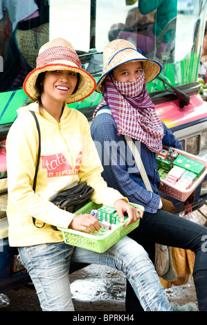 Fermata bus scena, Sisophan, Cambogia Foto Stock