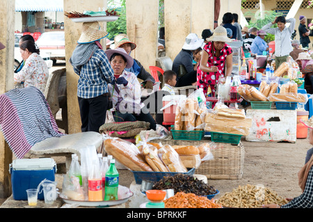 Fermata bus scena, Sisophan, Cambogia Foto Stock