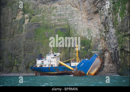 Cargo russo, devastata e rotte su scogliere di uccello, Isola di Bear, il Mare di Barents, Norvegia Foto Stock