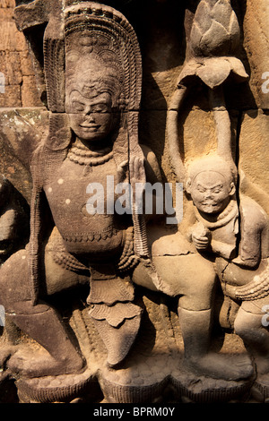 Deep rilievi, lebbroso re terrazza, Angkor, Siem Reap, Cambogia Foto Stock