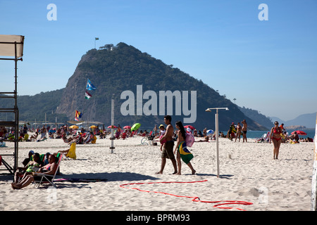 Rio de Janeiro, Brasile la famosa spiaggia di Copacabana, una sabbia bianca Casa Paradiso a buff corpi e minuscolo Brazilian Bikini. Foto Stock