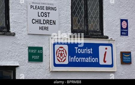 Cinque segni sulla parete dell'Ufficio informazioni turistiche a Swanage, Dorset, Regno Unito. Foto Stock