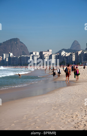 Rio de Janeiro, Brasile la famosa spiaggia di Copacabana, una sabbia bianca Casa Paradiso a buff corpi e minuscolo Brazilian Bikini. Foto Stock