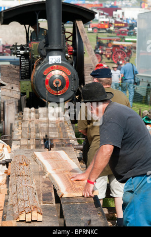 Vintage a trazione a vapore di alimentazione del motore di una sega da legno a grande Dorset vapore FAIR in Inghilterra Foto Stock