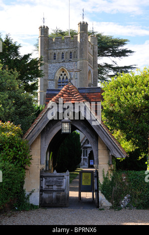 Ingresso alla chiesa, Hambledon Village, Oxfordshire, Regno Unito tre miglia a est di Henley-on-Thames Foto Stock