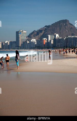 Rio de Janeiro, Brasile la famosa spiaggia di Copacabana, una sabbia bianca Casa Paradiso a buff corpi e minuscolo Brazilian Bikini. Foto Stock