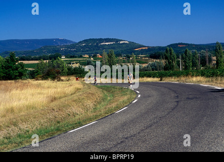 Maschio e femmina di ciclisti ciclista, ciclismo, tour in bicicletta, touring, percorso dal villaggio di Murs al villaggio di Roussillon, Provence, Francia Foto Stock