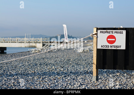 Il francese "Proprietà privata - non inserire' segno a una spiaggia privata Foto Stock