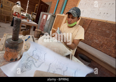 Scultore al lavoro di artigiani d'Angkor, Siem Reap, Cambogia Foto Stock