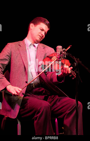 Paese americano cantante Frank Fairfield effettuando al South Street, Reading, in Inghilterra Foto Stock