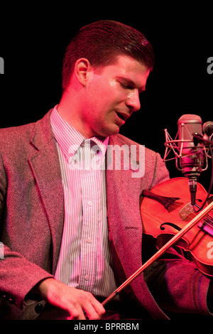 Paese americano cantante Frank Fairfield effettuando al South Street, Reading, in Inghilterra Foto Stock