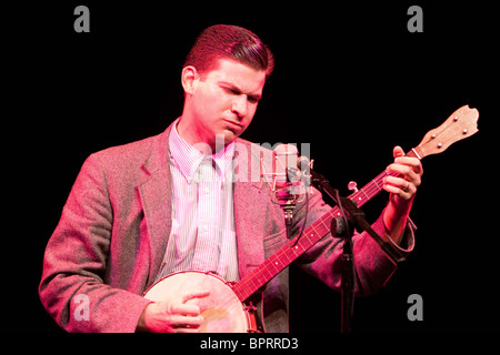 Paese americano cantante Frank Fairfield effettuando al South Street, Reading, in Inghilterra Foto Stock