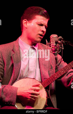 Paese americano cantante Frank Fairfield effettuando al South Street, Reading, in Inghilterra Foto Stock