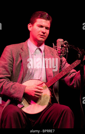 Paese americano cantante Frank Fairfield effettuando al South Street, Reading, in Inghilterra Foto Stock