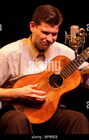 Paese americano cantante Frank Fairfield effettuando al South Street, Reading, in Inghilterra Foto Stock