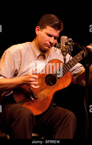 Paese americano cantante Frank Fairfield effettuando al South Street, Reading, in Inghilterra Foto Stock