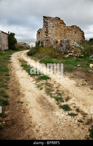 Le rovine di un villaggio abbandonato nel nord della Spagna Foto Stock