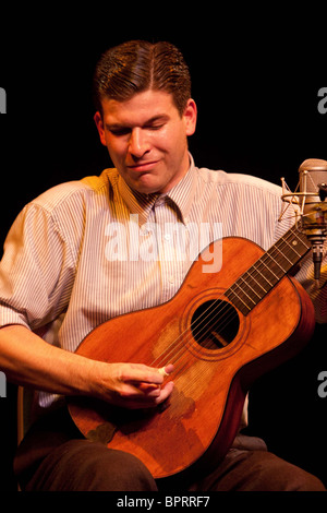 Paese americano cantante Frank Fairfield effettuando al South Street, Reading, in Inghilterra Foto Stock