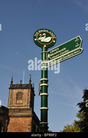 Segnaletica all'Washlands con San Modwen la Chiesa dietro, Burton on Trent, Staffordshire, England, Regno Unito Foto Stock