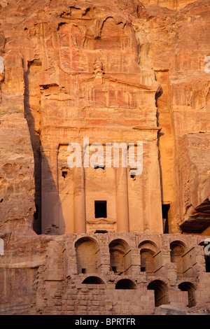 L urna tomba, una delle tombe reali di Petra, Giordania Foto Stock