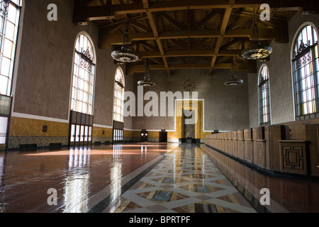 Interni in stile art deco della lobby di sinistra, Los Angeles Union Station (LAUS), il centro cittadino di Los Angeles, California, Stati Uniti d'America. Foto Stock