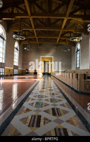 Interni in stile art deco della lobby di sinistra, Los Angeles Union Station (LAUS), il centro cittadino di Los Angeles, California, Stati Uniti d'America. Foto Stock