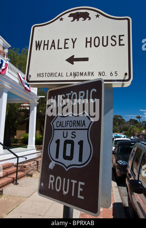 California storico segno distintivo di fronte Whaley Casa lungo con la Storica Route 101 segno, la Citta' Vecchia di San Diego Foto Stock