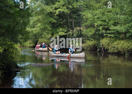 Il canottaggio nel guadare il fiume in Pine Barrens del New Jersey Foto Stock