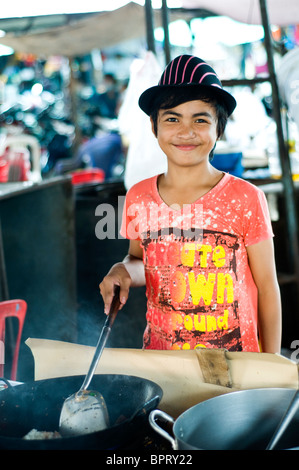 Giovani cibo hawker nel mercato, Kompong Cham, Cambogia Foto Stock