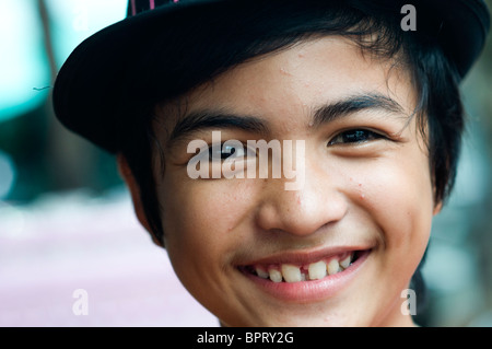 Giovani cibo hawker nel mercato, Kompong Cham, Cambogia Foto Stock