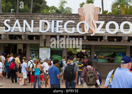 I visitatori entrano davanti allo Zoo di San Diego, San Diego, California, Stati Uniti d'America Foto Stock