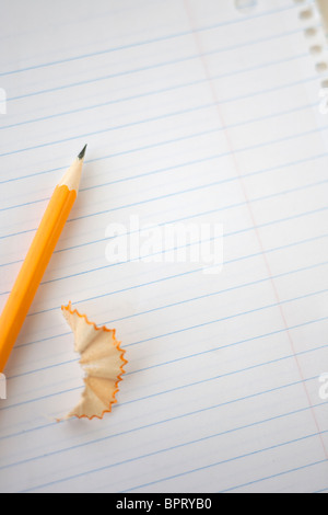 Scuola di giallo matita su rivestita nota carta da libro Foto Stock