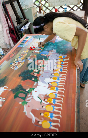 Pittore al lavoro di artigiani d'Angkor, Siem Reap, Cambogia Foto Stock