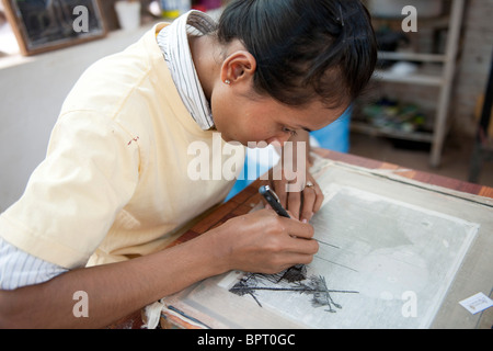 Pittore al lavoro di artigiani d'Angkor, Siem Reap, Cambogia Foto Stock