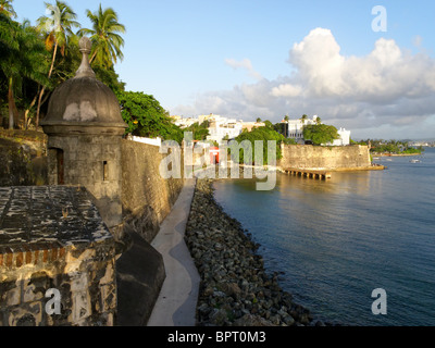 San Juan vecchia cinta muraria con la porta della città e La Fortaleza, Puerto Rico Foto Stock