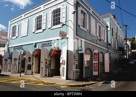 Negozi nel centro storico convertito magazzini, Charlotte Amalie, san Tommaso, Isole Vergini Americane Foto Stock