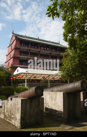 I cannoni fuori Zhenhai Tower (ora sede del Museo della città) nel Parco Yuexiu, Guangzhou, nella provincia di Guangdong, Cina Foto Stock