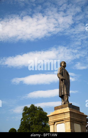 Statua di Dr. Sun Yat Sen a Sun Yat Sen Memorial Hall di Guangzhou, Provincia del Guangdong, Cina Foto Stock