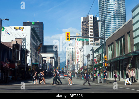 Pedoni attraversare l'incrocio di Nelson Street e Granville Street, Vancouver, British Columbia, Canada Foto Stock