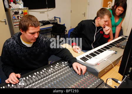 I giovani utilizzando sound suite di miscelazione ad una musica resource center, Sherbourne, Dorset. Foto Stock