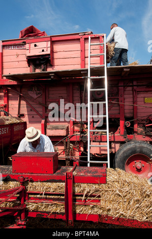 Vintage di trebbiatura e imballando macchine presso la grande Dorset vapore fair 2010, Inghilterra Foto Stock