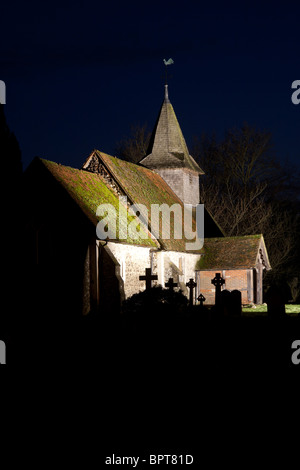 St Nicholas' Chiesa, Pyrford, di notte Foto Stock