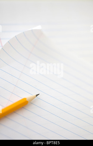 Scuola di giallo matita su rivestita nota carta da libro Foto Stock