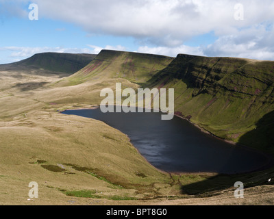 Llyn y Fan Fach annidato sotto i ripidi pendii del Bannau Sir Gaer sulla Montagna Nera, Parco Nazionale di Brecon Beacons Foto Stock