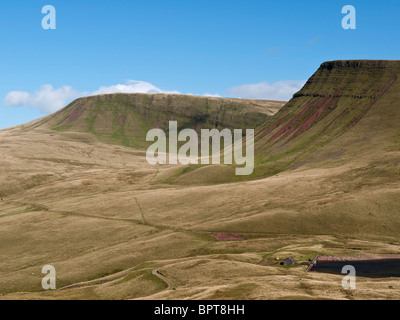 Foel ventola, con Llyn y Fan Fach annidato sotto le pendici del Picws Du sulla Montagna Nera, Parco Nazionale di Brecon Beacons Foto Stock