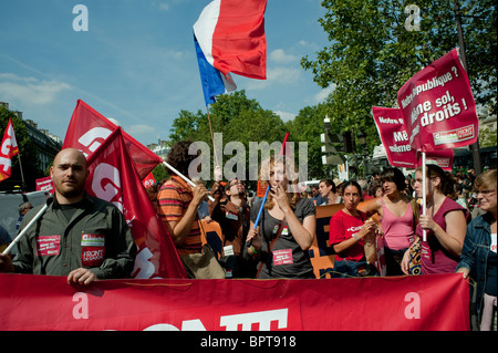 Parigi, Francia, i militanti di protesta della folla contro i Rom per le proteste della Lega dei diritti dell'uomo, le espulsioni zingare da parte del partito politico del governo francese "Front de Gauche", le donne che marciano con i segni di protesta attivista, People march Street Foto Stock