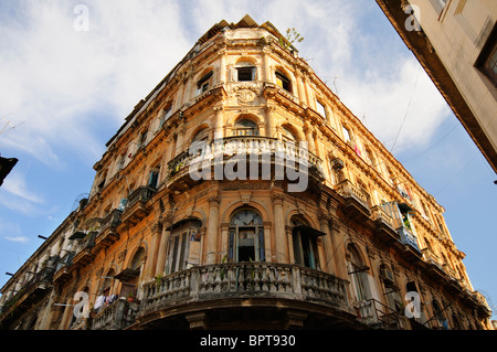 Dettaglio della facciata vintage in sgretolamento edificio avana Foto Stock