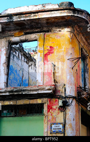 Dettaglio della facciata colorata in malandato edificio avana Foto Stock