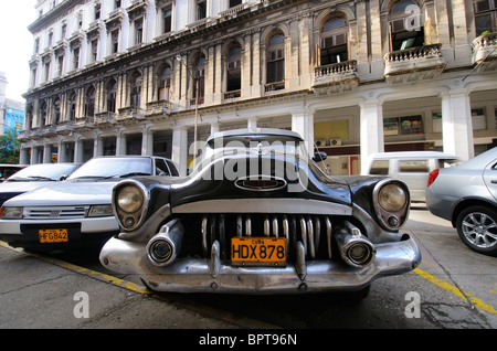 Vista frontale di vintage americano classico auto, comunemente usato come un taxi privato. Prese su Havana, Cuba nel luglio 9th, 2010. Foto Stock